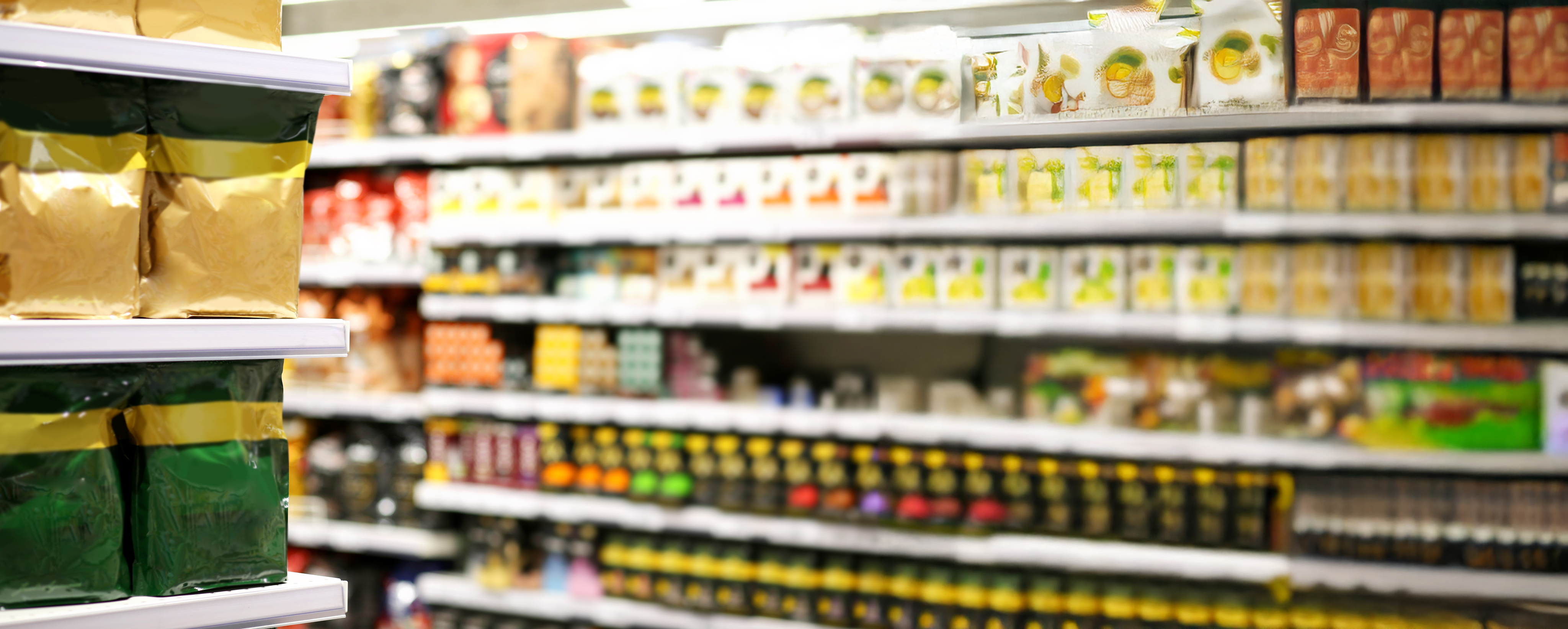 Prateleira de supermercado com produtos